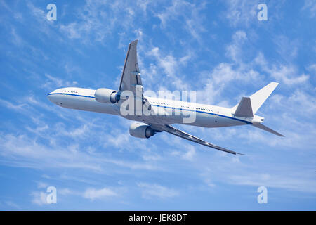 Zweistrahlige Jet-Liner oben in der Luft. Stockfoto