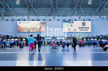 PEKING-OCT. 4, 2014. Innenausstattung des Beijing Capital Airport Terminal 2. Seit 2012 ist er der zweitgrößte Flughafen der Welt, was die Passagieraufkommen betrifft. Stockfoto