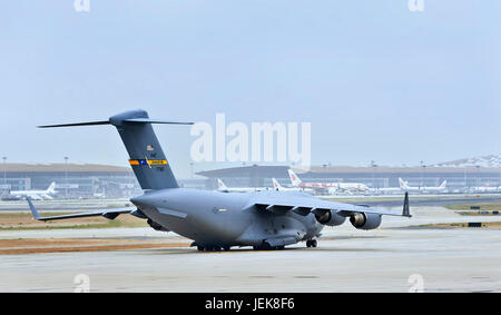 PEKING-OCT. 4, 2014. US Air Force 77185, C-17 Globemaster III landete auf dem internationalen Flughafen Beijing Capital. Stockfoto