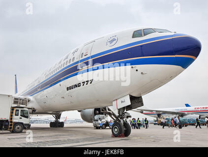 PEKING, 6. MAI 2014. Boeing 777 am Flughafen Beijing Capital. Triple Seven ist der weltweit größte Twin-Jet mit einer Kapazität von 314 bis 451 Passagieren. Stockfoto