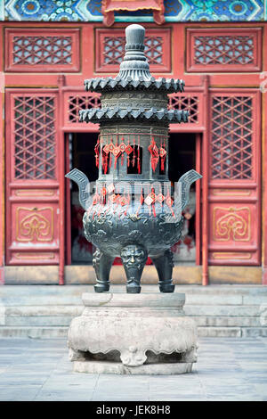 Reich verzierten Altar gehängt mit Wunsch-Karten in einem buddhistischen Tempel, Peking, China Stockfoto