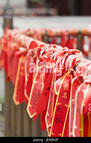 PEKING, 30. JULI 2012. Wunschbänder am 30. Juli 2012 in Peking. Nach einer alten buddhistischen Tradition kaufen Gläubige Wunschbänder. Stockfoto