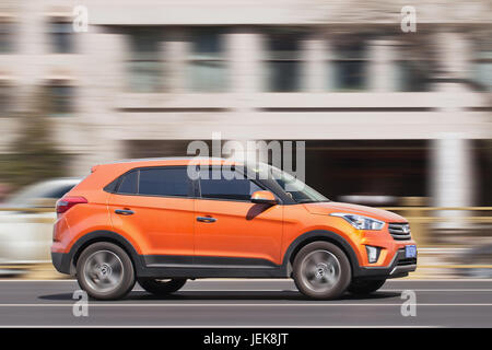 PEKING, 30. MÄRZ 2016. Orange Hyundai IX 25 Kompakt-SUV. Der Pkw-Absatz von Hyundai in China stieg 11.2 mit 2015 Prozent und hielt damit einen Aufwärtstrend. Stockfoto