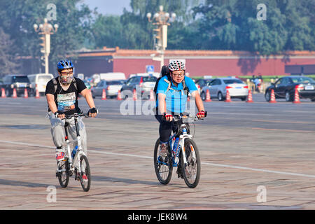 PEKING - 1. JUNI. Zwei übergewichtige Radfahrer pendeln am frühen Morgen. Der chinesische Gesundheitsforscher Ji Chengye erklärte, China sei in die Ära der Fettleibigkeit eingetreten. Stockfoto