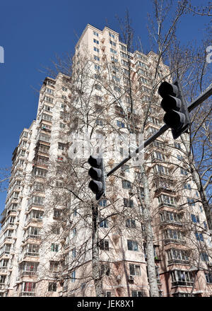 Traditionelles Wohnhaus mit Bäumen und Ampel, Peking, China Stockfoto