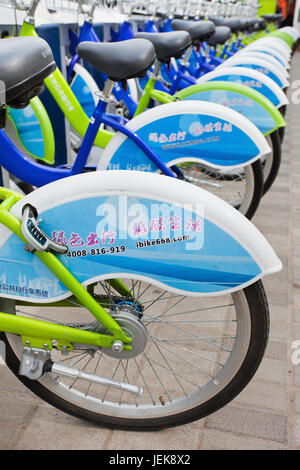 PEKING, 5. MAI 2015. Fahrräder in öffentlichen Fahrrad-Sharing-Station geparkt. Fahrradvermietung erlaubt es, auf sehr kurzer Basis zu mieten. Stockfoto