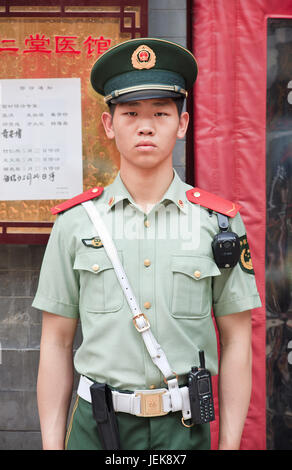 PEKING, 1. JUNI 2015. Ehrenwache vor einem Gebäude. Ehrenwachen werden von der Volksbefreiungsarmee auf dem Platz des Himmlischen Friedens zur Flaggenanhebung zur Verfügung gestellt. Stockfoto