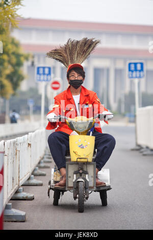 PEKING, 1. JUNI 2015. Lustige Kehrmaschine auf elektrischen Trike. Dank der Armee von Straßenfeger Beijing Zentrum rund um den Tiananmen Platz ist sehr sauber. Stockfoto