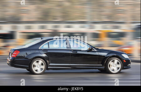 BEIJING-DEZEMBER 6, 2013. Mercedes-Benz S-Klasse. Luxus-Automobilhersteller ist Verlass auf Chinas wachsenden Wohlstand.  Zahl der Chinesen mit über $ 1 Million in Sehenswürdigkei Stockfoto