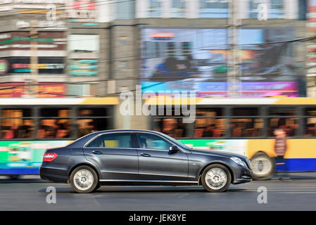 PEKING-DEZ. 12. Mercedes E-Klasse. Mercedes-Benz erwartet für 2013 ein Wachstum von 15 Prozent in China und will durch Expansion einen größeren Marktanteil erreichen. Stockfoto