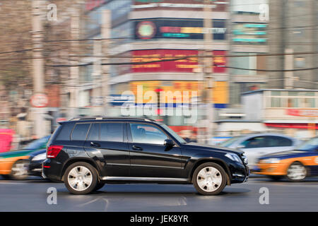 PEKING-DEZ. 12. Mercedes GLK 350 4MATIC. Mercedes-Benz erwartet für 2013 ein Wachstum von 15% in China und will durch Expansion einen größeren Marktanteil erreichen. Stockfoto