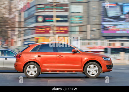 PEKING-DEZ. 12. Audi Q3 SUV. Audi steuert 30% des chinesischen Marktes, sein Rivale BMW steuert 24%, Audi verkauft fast doppelt so viele Fahrzeuge in China. Stockfoto