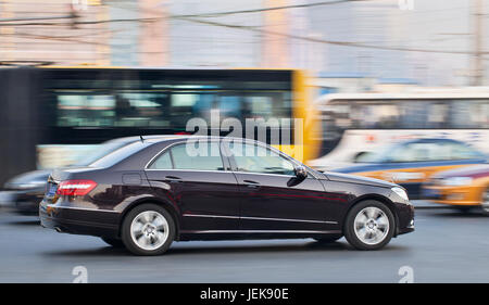 PEKING-DEZ. 12. Mercedes E-Klasse. Mercedes-Benz erwartet für 2013 ein Wachstum von 15 Prozent in China und will durch Expansion einen größeren Marktanteil erreichen. Stockfoto