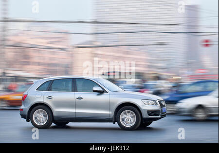 PEKING-DEZ. 6. Audi Q5 SUV. Audi steuert 30% des chinesischen Marktes, sein Rivale BMW steuert 24%, Audi verkauft fast doppelt so viele Fahrzeuge in China. Stockfoto