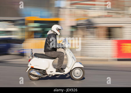 PEKING-DEZ. 5, 2015. Mann auf Vespa Roller LS 150. Die LX-Roller wurden in den USA im Jahr 2006 (60. Jahrestag Vespa), während S wurde im Jahr 2008 hinzugefügt. Stockfoto