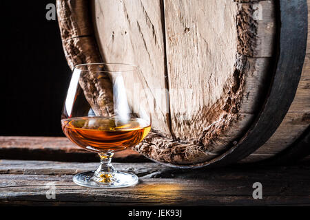 Alt und leckeren Cognac in der Brennerei-Keller Stockfoto