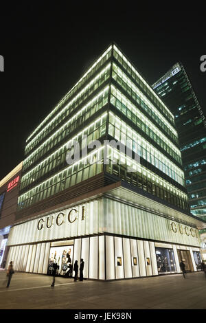 PEKING-OCT. 28, 2009. Peking Central Mall. Beherbergt über 1000 internationale Marken, darunter Flagshipstore der Luxusmarke aus Chanel, Gucci, Prada. Stockfoto