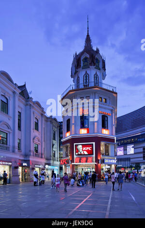 KUNMING - 6. JULI 2014. KFC-Auslass in der Dämmerung. KFC war die erste Schnellrestaurant-Kette, die 1987 nach China einging. Stockfoto