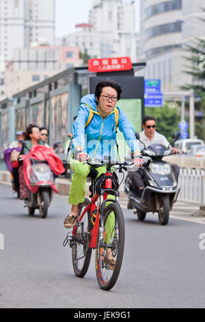 KUNMING - 30. JUNI 2014. Cooler Kerl auf Merida ATB. Merida, in Taiwan ansässige Fahrradfirma, will den Absatz in China in den nächsten 30 Jahren ausbauen. Stockfoto