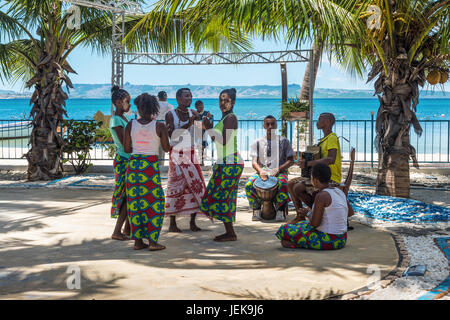 Ramena, Madagaskar - 20. Dezember 2015: Malagasy folk-Musiker und Tänzer in dem Fischerdorf Ramena, Madagaskar. Sakalava junge Frauen mit Hallo Stockfoto