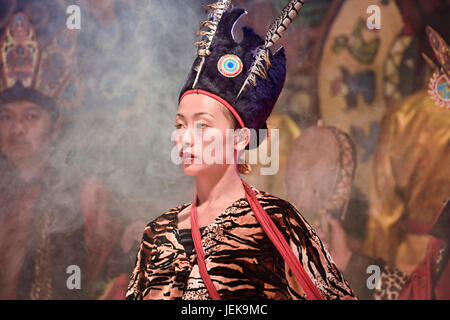 LIJIANG-CHINA-SEPT. 23, 2006. Naxi Music Culture Show in Lijiang. Es ist eine Aufführung der Naxi-Minderheit mit traditionellen chinesischen Instrumenten. Stockfoto