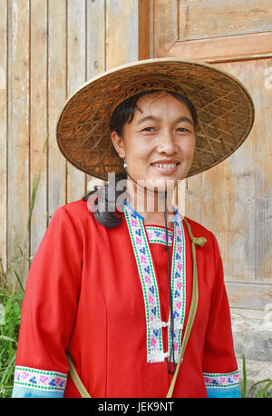 LONGJI-CHINA-SEPT. 16, 2006. Anwohnerin in traditioneller Kleidung gekleidet. Stockfoto