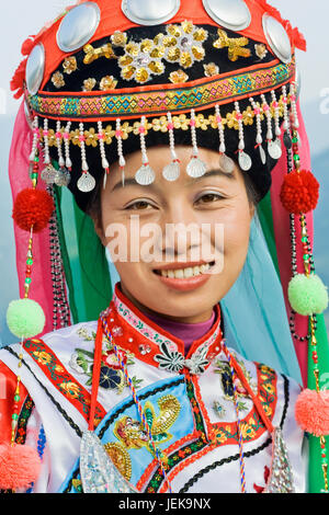 LONGJI-CHINA-SEPT. 16, 2006. Zhuang Minority Mädchen am 16. September 2006 in Longji. Mädchen der Zhuang-Minderheit posieren im traditionellen Kleid für Touristen. Stockfoto