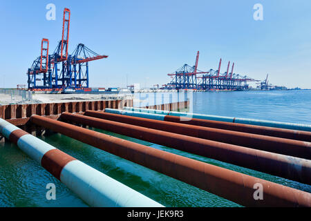 ROTTERDAM-AUG. 10, 2012. Maasvlakte Rotterdam. Der Hafen von Rotterdam, der größte Hafen Europas (105 km2), wird in Kürze mit Maasvlakte II verlängert Stockfoto