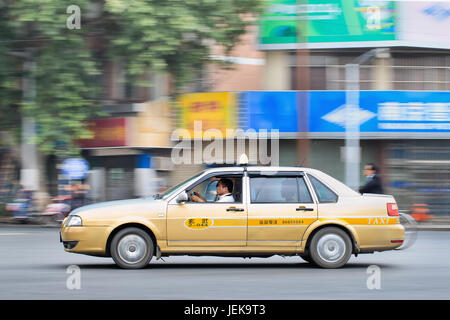 NANJING - 25. MAI 2014. VW Santana Taxi, eine 1981 vorgestellte Dreikasten-Limousine. Nachdem die europäische Produktion 1988 beendet war, wurde sie in China erfolgreich. Stockfoto