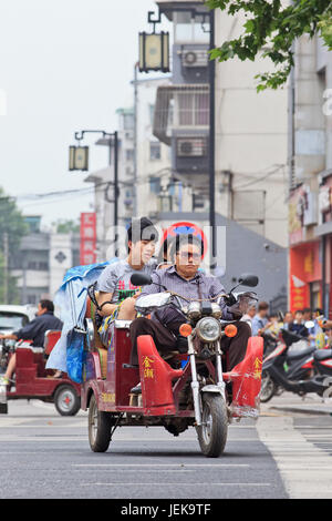 NANJING - 25. MAI 2014. Motortaxi mit Dreirad. Sie sind häufig in städtisch-ländlichen Randgebieten zu sehen, wo die öffentlichen Verkehrsmittel nicht ausreichen. Stockfoto