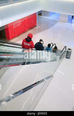 PEKING-DEC. 5, 2015. Menschen auf Rolltreppe im Einkaufszentrum. Chinesen nehmen Rolltreppen nur ungern, nachdem eine Frau gefangen wurde. Stockfoto