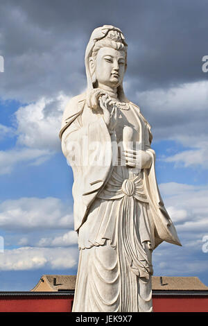 YINGSHAN-CHINA-SEPT. 8. Weiße Skulptur von Guanying Pusa, das ist der Bodhisattva, der mit Mitleid verbunden ist, wie er von ostasiatischen Buddhisten verehrt wird. Stockfoto