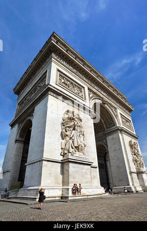 PARIS – 27. JUNI 2011. Arce de Triomphe am 27. Juni 2011. Der Arc de Triomphe kostete 9,3 Millionen französische Francs, eine riesige Menge an Geld an, dass tim Stockfoto