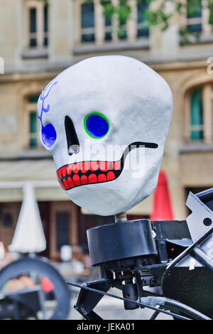 PARIS - 28. JUNI 2011. Skulptur im Strawinski-Brunnen in der Nähe des Centre Pompidou. Es ist ein sehr berühmter Ort im Herzen von Paris. Stockfoto