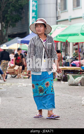 RUILI-CHINA-28. JUNI 2014. Frau auf dem lokalen Markt. Ruili liegt an der Grenze zu Myanmar, 64 % der Bevölkerung sind Mitglieder ethnischer Minderheiten. Stockfoto