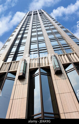 SHANGHAI-AUG. 26, 2009. Wolkenkratzer in Shanghai. China hat eine florierende Wolkenkratzerindustrie: 34 % der weltweit 100 höchsten Gebäude befinden sich heute in China. Stockfoto