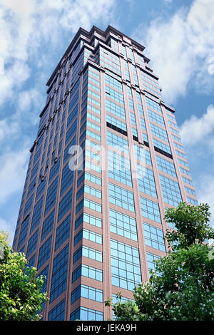 SHANGHAI-AUG. 27, 2009. Wolkenkratzer in Shanghai. China hat eine florierende Wolkenkratzerindustrie: 34 % der weltweit 100 höchsten Gebäude befinden sich heute in China. Stockfoto