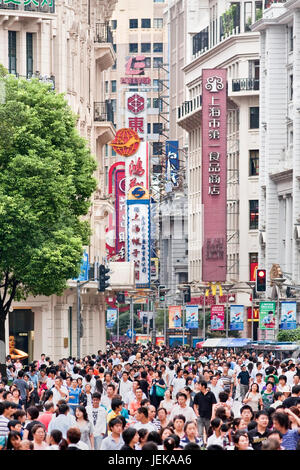 SHANGHAI - AUG. 30, 2009. Nanjing Road am Wochenende. Die Nanjing Road ist die Haupteinkaufsstraße von Shanghai, China, und gehört zu den meistbefahrenen der Welt. Stockfoto