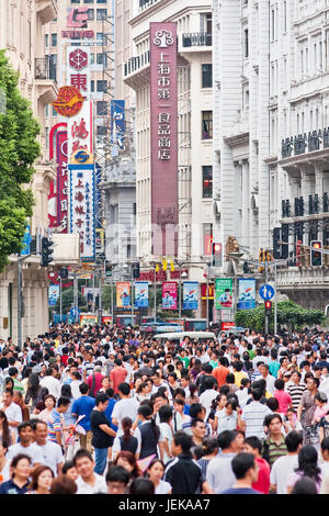 SHANGHAI - AUG. 30, 2009. Nanjing Road am Wochenende. Die Nanjing Road ist die Haupteinkaufsstraße von Shanghai, China, und gehört zu den meistbefahrenen der Welt. Stockfoto