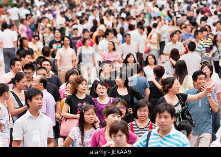 SHANGHAI – 30. AUGUST 2009. Menge an der Nanjing Road in Shanghai. Mit etwas mehr als 1,3 Milliarden Menschen (1,339,724,852 Volkszählung 2010) ist China der Welt Stockfoto