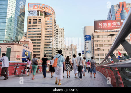 SHANGHAI-AUG. 28, 2009. Pedestrain Fly-over in Xujiahui am 28. August 2009 in Shanghai. Xujiahui wurde im Mai 1994 als Subdistrikt eingerichtet. Stockfoto