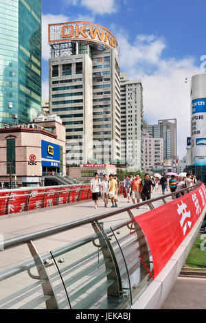 SHANGHAI-AUG. 28. Pedestrain Fly-over im Xujiahui-Gebiet. Xujiahui wurde im Mai 1994 als ein Unterbezirk gegründet, der für Elektronik bekannt ist. Stockfoto