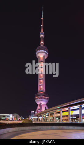 SHANGHAI-DEZ. 1, 2014. Oriental Pearl Tower in der Dämmerung. Mit 470 Meter ist eines der höchsten Gebäude Shanghais, Lujiazui am Oriental Pearl Stockfoto