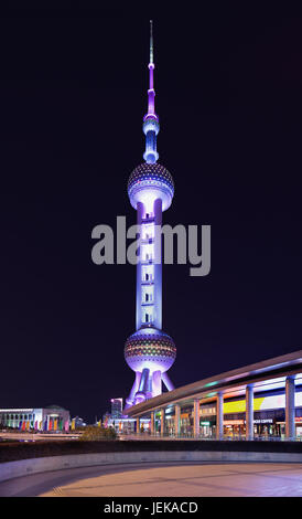 SHANGHAI-DEZ. 1, 2014. Oriental Pearl Tower in der Dämmerung. Mit 470 Meter ist eines der höchsten Gebäude Shanghais, Lujiazui am Oriental Pearl Stockfoto