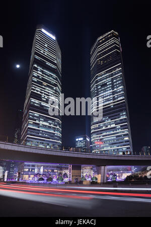 SHANGHAI-DEZ. 2, 2014. Lujiazui Einkaufsmeile. Als einer wichtigsten Finanzviertel ist Lujiazui die am schnellsten wachsende Bereich in Shanghai East Manhattan genannt. Stockfoto