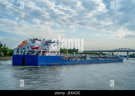 Öl-Tanker am Fluss an sonnigen Tag Stockfoto