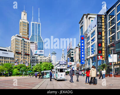 SHANGHAI - 5. MAI 2014. Einkaufsstraße Nanjing East. Die Nanjing Road ist die Haupteinkaufsstraße von Shanghai, China, benannt nach der Stadt Nanjing. Stockfoto