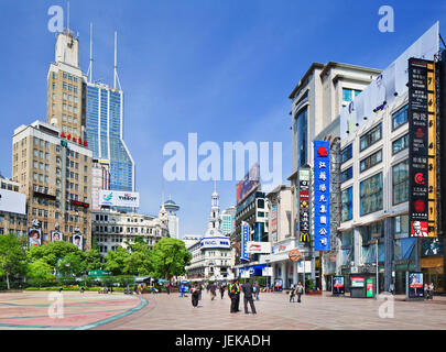 SHANGHAI-MAI 5, 2014. Einkaufsstraße Nanjing East. Nanjing Road ist die Haupteinkaufsstraße von Shanghai, China, benannt nach der Stadt Nanjing, capi Stockfoto