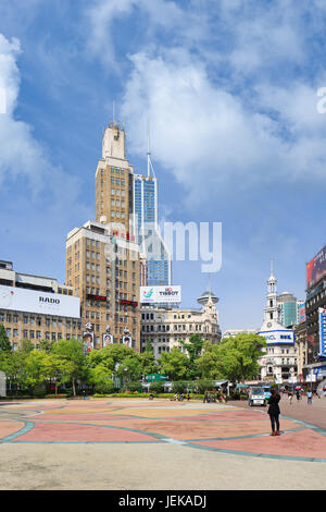 SHANGHAI - 5. MAI 2014. Jahrhundert Platz an der Nanjing East Road. Die Nanjing Road ist die wichtigste Einkaufsstraße Shanghais, benannt nach der Stadt Nanjing. Stockfoto