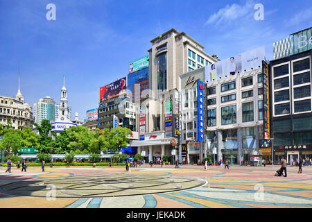 SHANGHAI - 5. MAI 2014. Einkaufsstraße Nanjing East. Die Nanjing Road ist die Haupteinkaufsstraße von Shanghai, China, benannt nach der Stadt Nanjing. Stockfoto